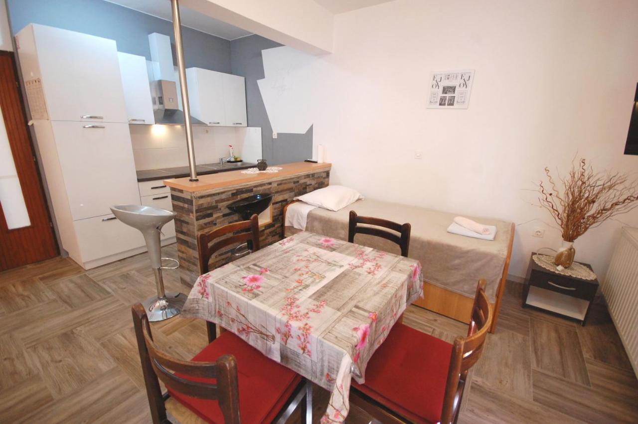 Apartments Snjezana By El-Pi Tours Njivice Εξωτερικό φωτογραφία