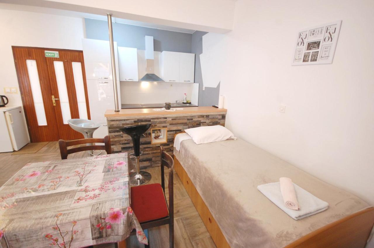 Apartments Snjezana By El-Pi Tours Njivice Εξωτερικό φωτογραφία
