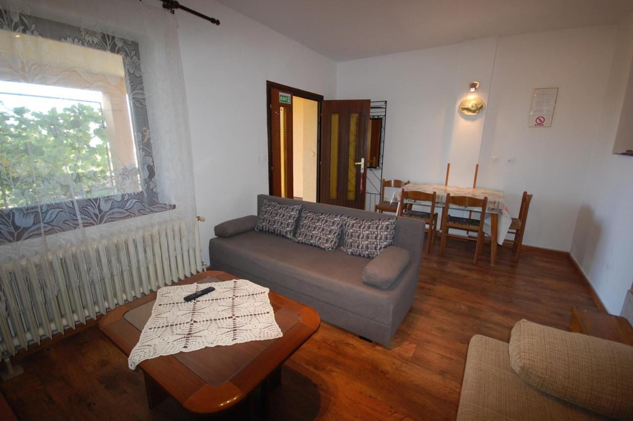 Apartments Snjezana By El-Pi Tours Njivice Εξωτερικό φωτογραφία