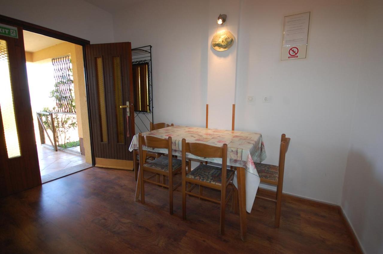 Apartments Snjezana By El-Pi Tours Njivice Εξωτερικό φωτογραφία